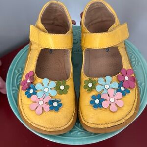 Girls unique leather shoes with 3-D flowers! Sz toddler 12, by “Pippytoes”.